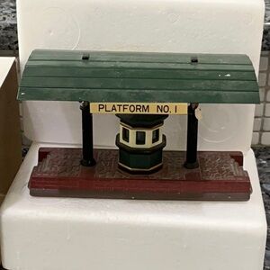 Department 56 Victoria Station train platform